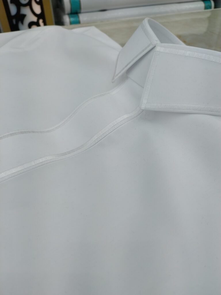 ثوب أبيض مع تطريز